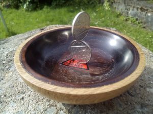 A magnetic bowl to sort your low value magnetic coins and your gold sovereigns.